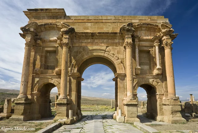 Arc de trajan timgad 1 in Timgad, Algeria