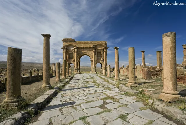 Arc de trajan timgad 4 in Timgad, Algeria