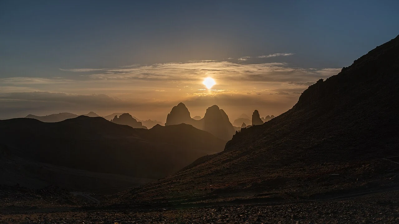Lever de soleil sur l’Atakor, depuis l’Assekrem