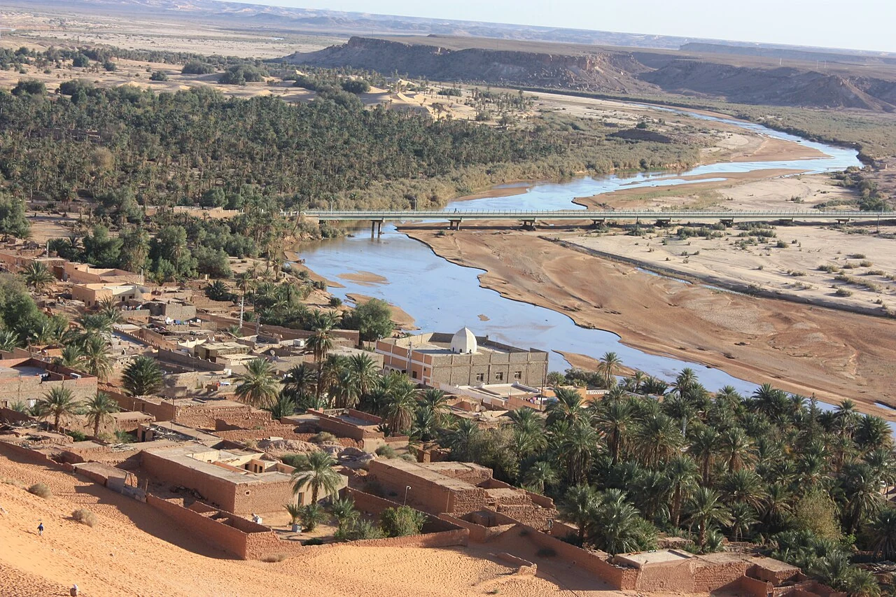 Saoura-vallei bij Béni Abbès; het waterpeil varieert